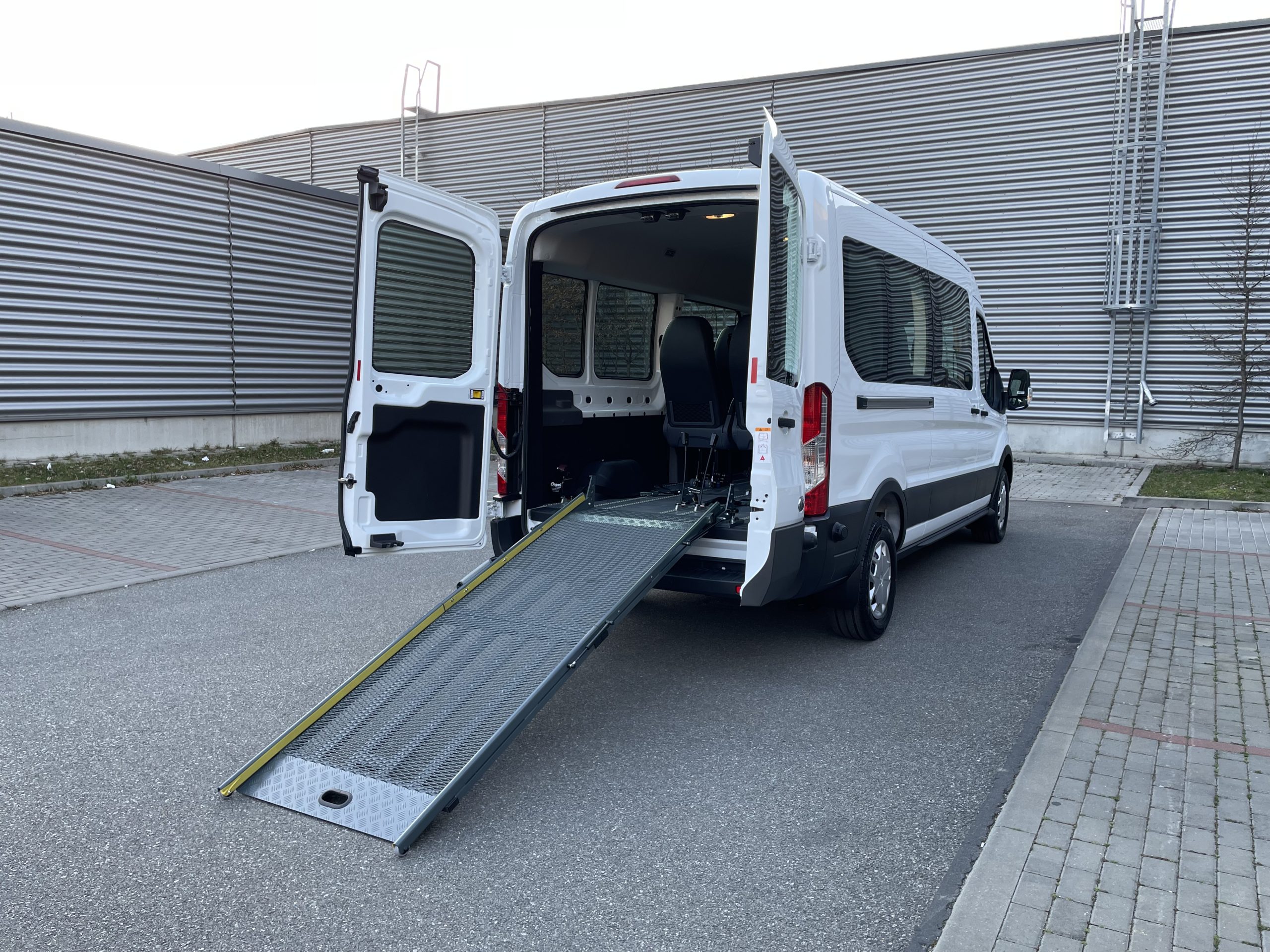 auto se speciální rampou pro najetí invalidy na invalidním vozíku