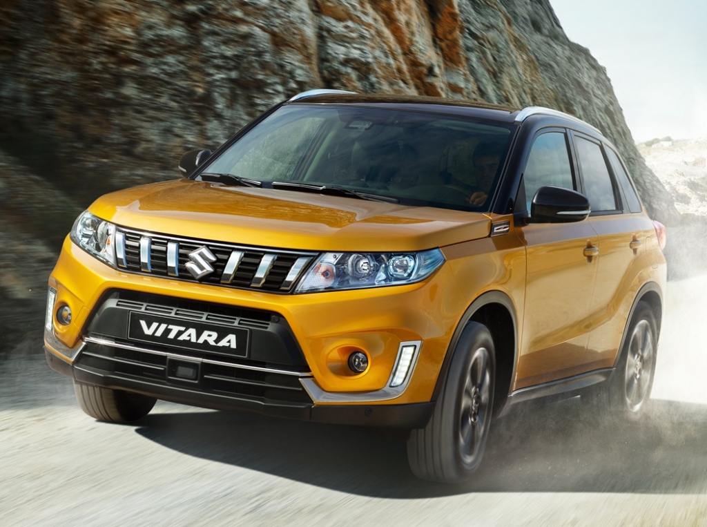 SUV Vitara v terénu při jízdě po štěrkové cestě