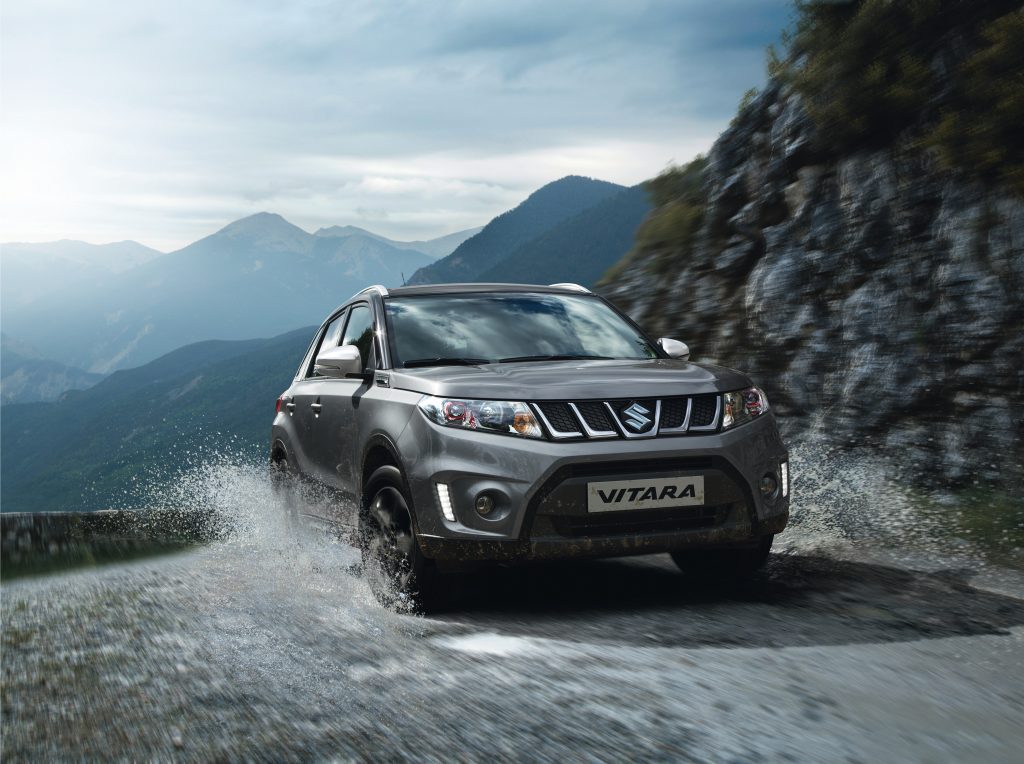 SUV Vitara projíždí v terénu louží